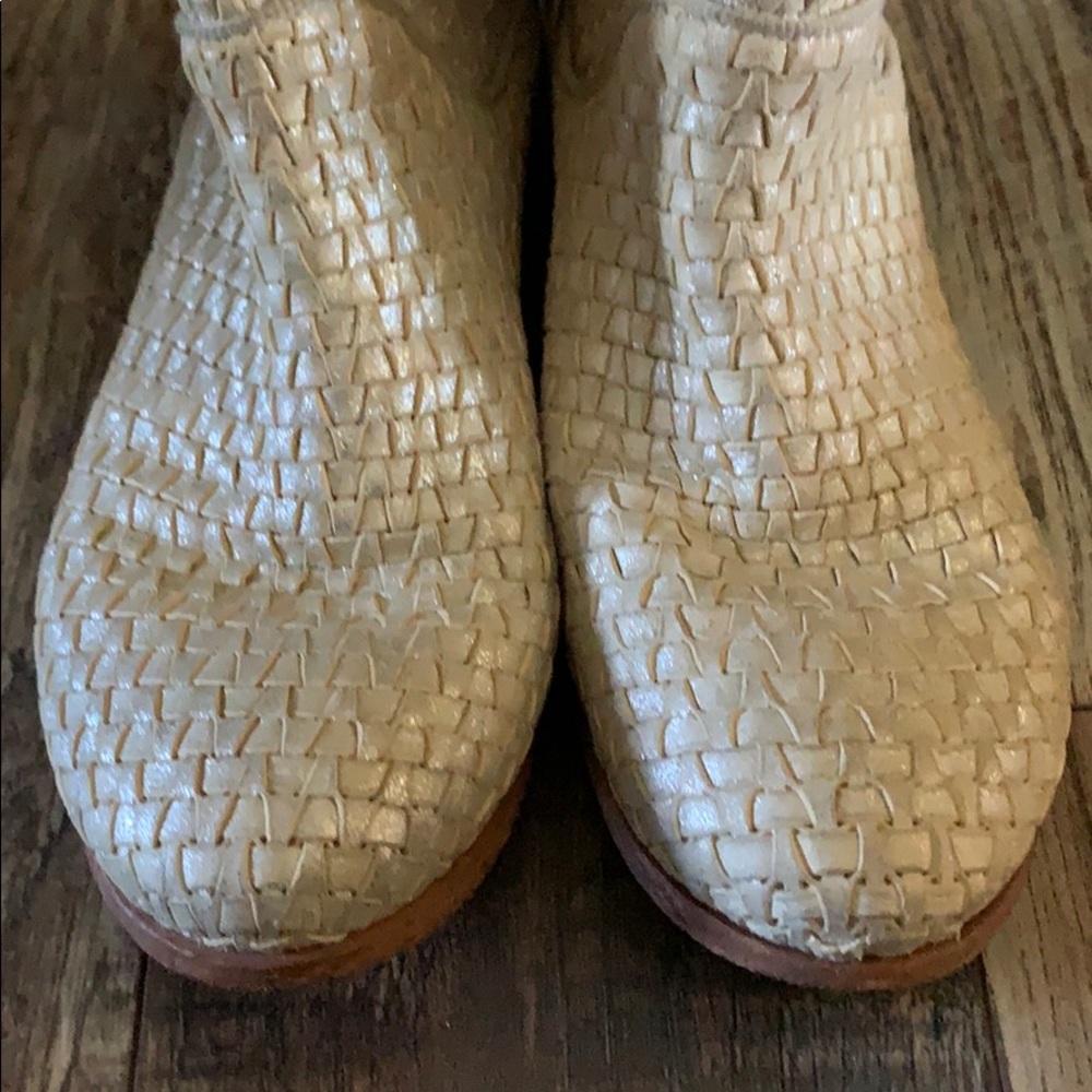 Boots - Picture 4 of 6